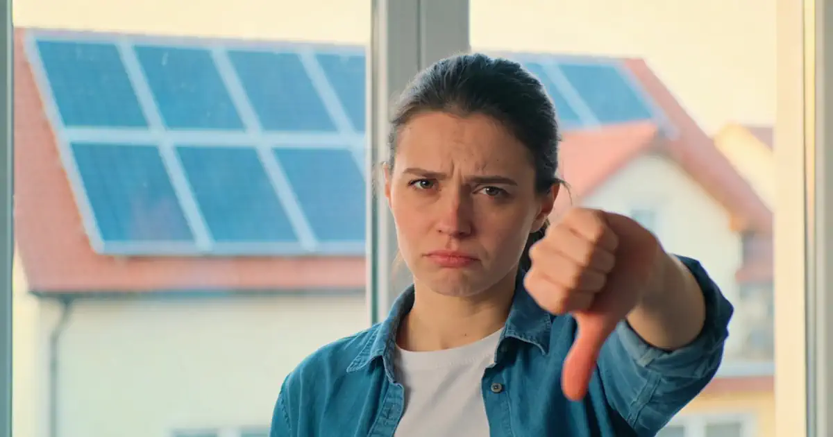 Frau mit enttaeuschtem Blick