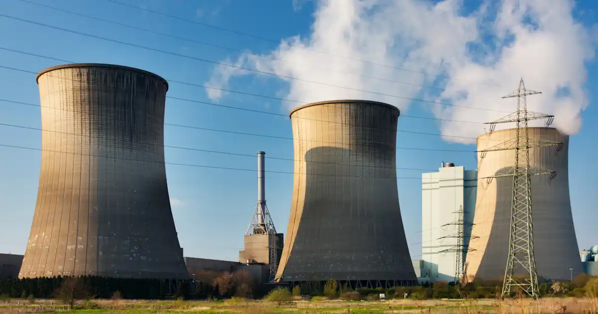 Kernkraftwerk mit Strommasten