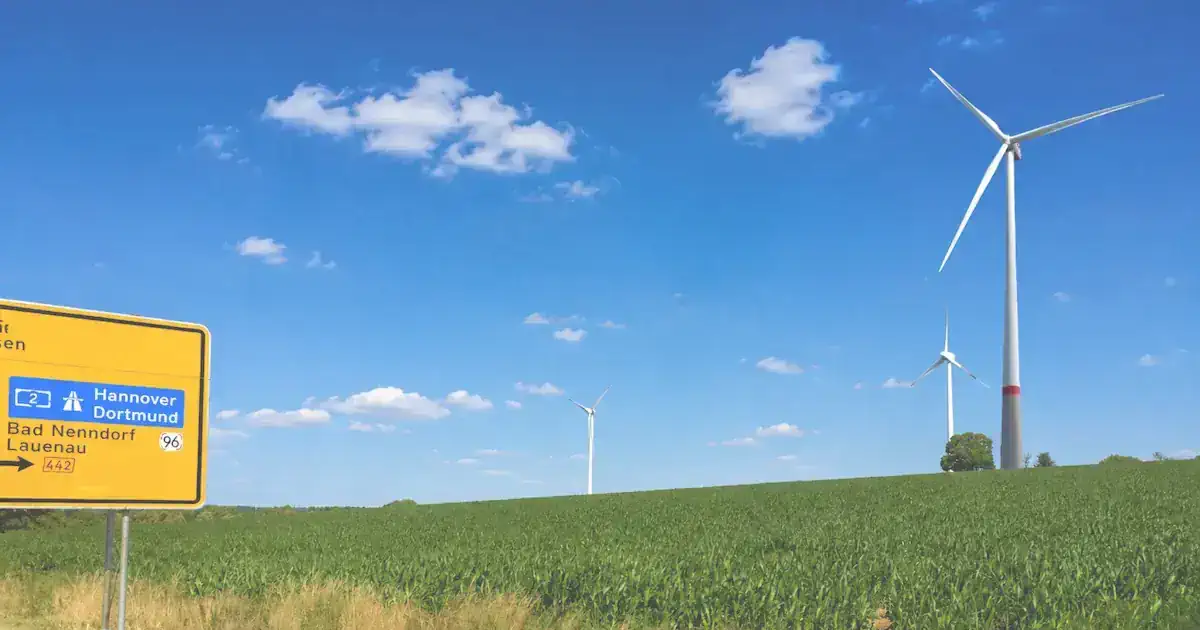 Neues Windrad Eimbeckhausen an der B442