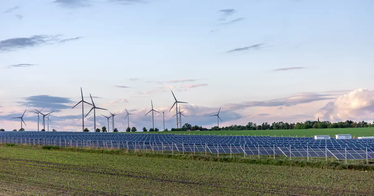 Solarfeld und Windpark