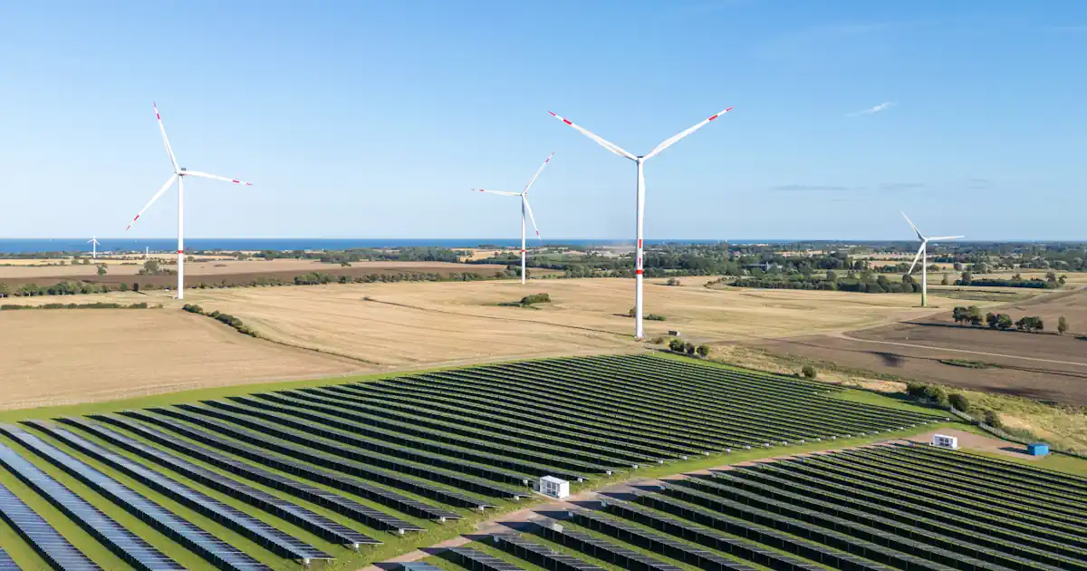 Solarpark und Windkraftanlagen
