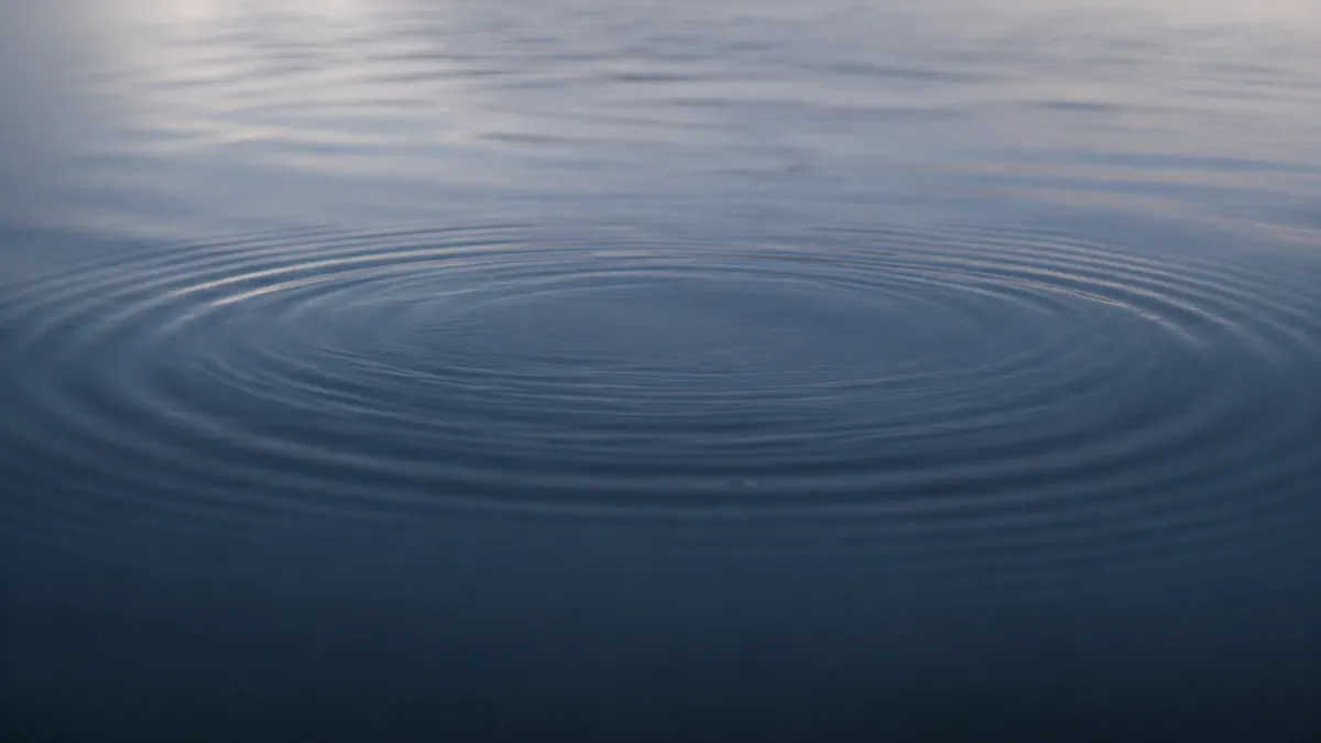 Wasseroberfläche mit feinen Schwingungen Wasseroberfläche mit feinen Schwingungen