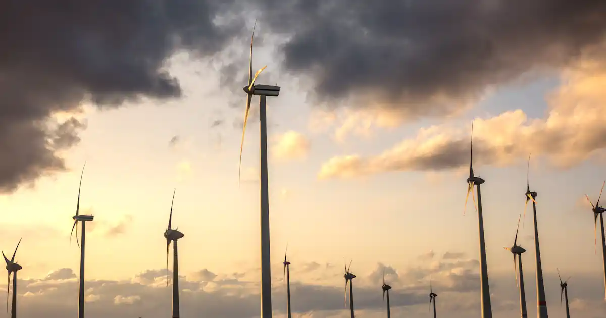 Windpark und dunkle Wolken