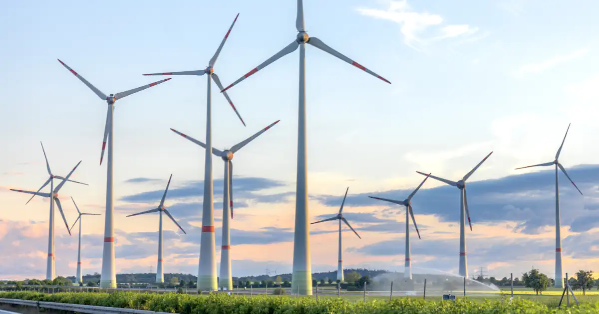 Windpark mit zwölf Windenergieanlagen