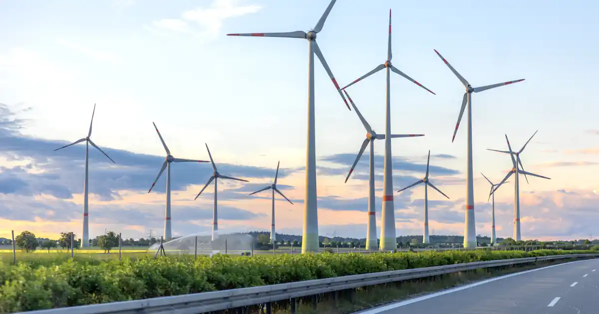 Windpark nahe einer Strasse
