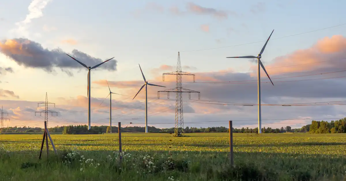 Windpark und Stromleitung