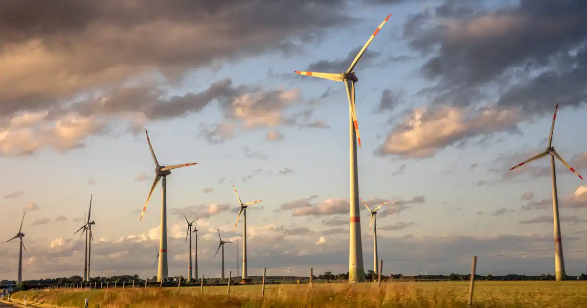 Windpark und dramtischer Himmel