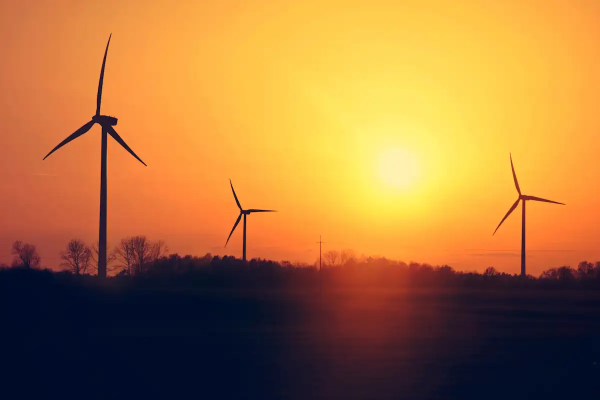 Windstill: Windpark bei Sonnenuntergang