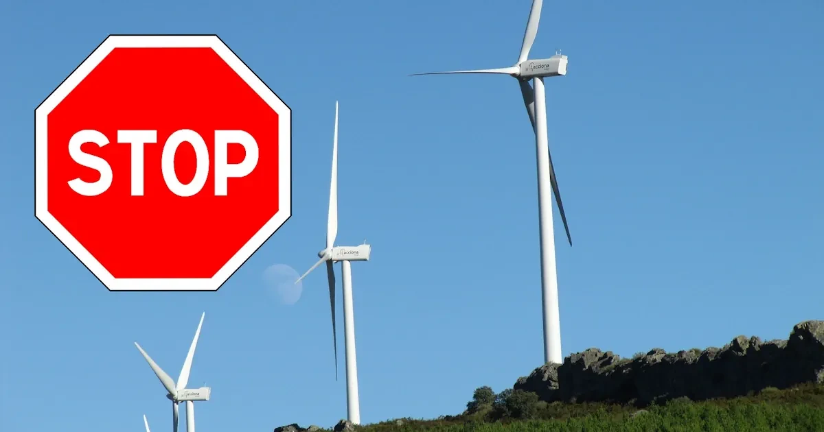 Windräder mit Stop-Schild