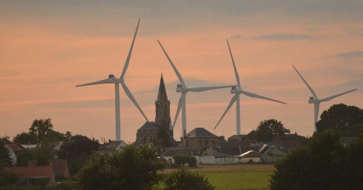 Windräder in der Nähe einer Ortschaft